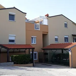 Apartment Piranesi With A Parking Space, Pula